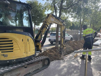 Banyoles inicia la reposició de l’asfalt d’un tram de la “vorera vermella” del carrer Mossèn Constans