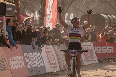 Evie Richards és la reina de Banyoles: 3a victòria consecutiva per a la campiona del món a la catedral del mountain bike