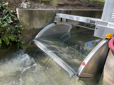 Finalitza la instal·lació de quatre comportes basculants als recs de sortida de l’Estany de Banyoles
