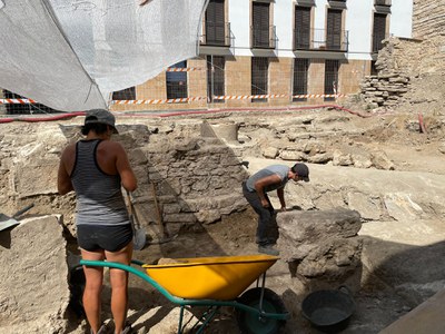 Les excavacions al pati exterior del Museu Arqueològic de Banyoles destapen un pany de la muralla