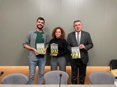 Lluc Quintana presenta a Banyoles Per sucar-hi pa!, un llibre que barreja cuina i llengua catalana
