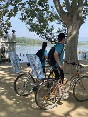 Un equip d’informadors ambientals vetlla pel civisme durant l’estiu a l’entorn de l’Estany de Banyoles i la platja d’Espolla