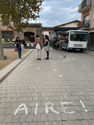 Una performance artística inicia els actes entorn el 25N a Banyoles