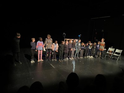 Una trentena d’infants de Banyoles participen del projecte ‘Bri escènic – Esbarriar’